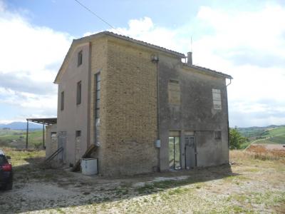 Rustici e Casali in Vendita a Carassai #2