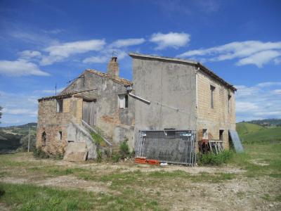 Rustici e Casali in Vendita a Carassai #2