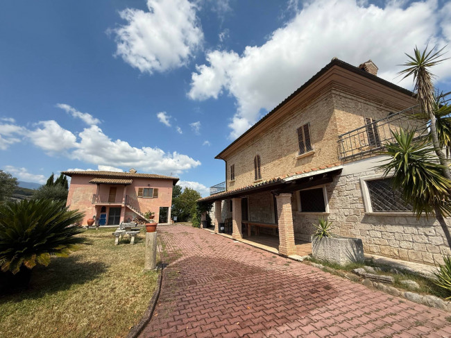 Rustici e Casali in Vendita a Ancarano #2
